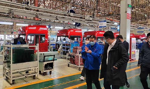 英国365上市公司科技总裁一行赴陕汽控股集团参观调研